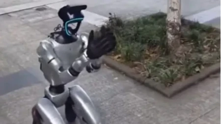 Robot počeo da prosi - traži donaciju da bi preživeo (VIDEO)