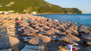 Gužve na putu, borba za parking i mesto na plaži -  stari problemi u Čanju prete da pokvare sezonu