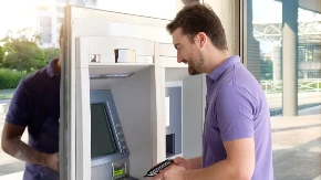 Otkrio grešku na bankomatu i podigao 1,6 miliona dolara