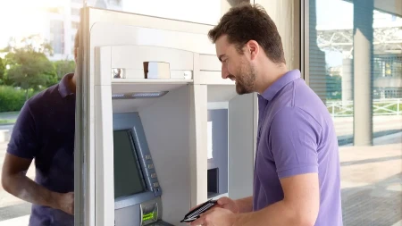 Otkrio grešku na bankomatu i podigao 1,6 miliona dolara