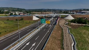 Vučić sa predstavnicima vlade i izvođačima radova na svečanom otvaranju deonice Moravskog koridora 