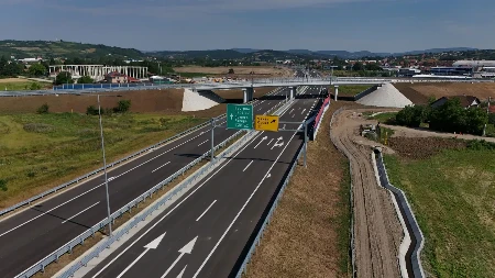 Vučić sa predstavnicima vlade i izvođačima radova na svečanom otvaranju deonice Moravskog koridora 