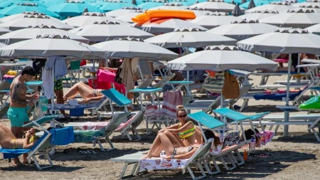 Ko kaže da je jeftino - na destinaciji koju vole Srbi, suncobrani i ležaljke idu do 368 evra