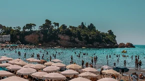 Set ležaljki od 12 do 20 evra - oglasili se zakupci plaža u Ulcinju