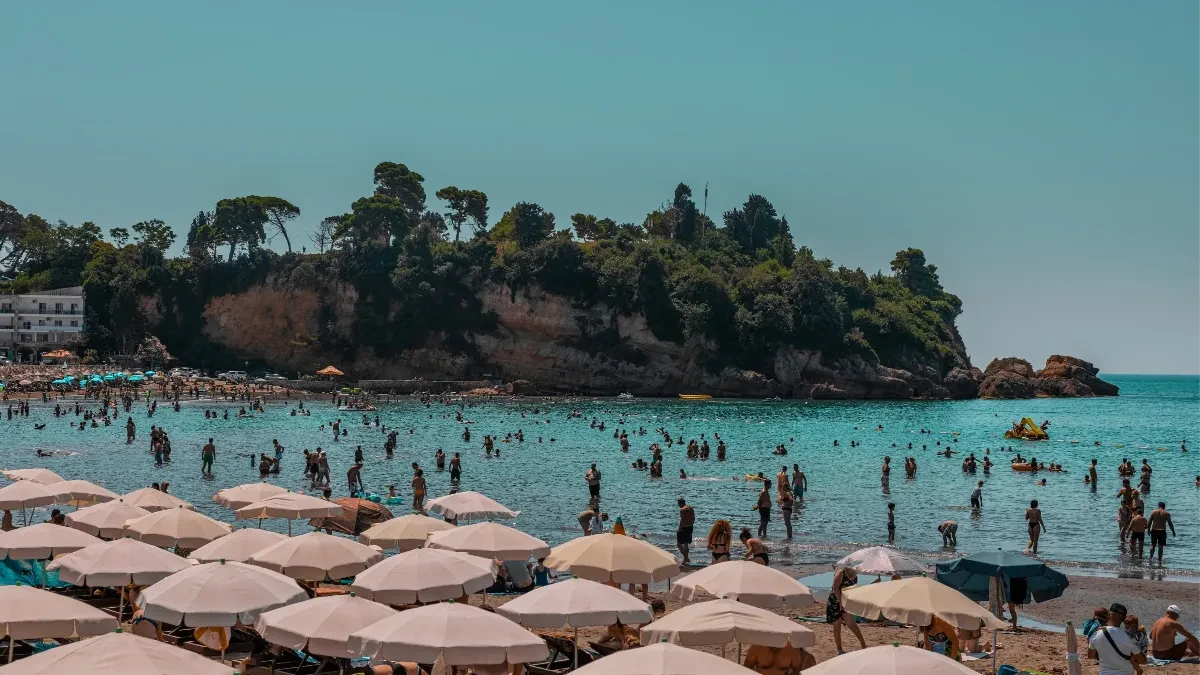Set ležaljki od 12 do 20 evra - oglasili se zakupci plaža u Ulcinju