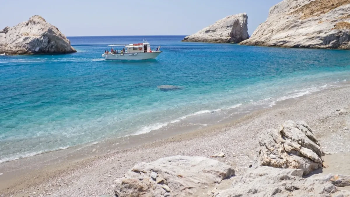 Plaža u Grčkoj gde se turisti mažu glinom iz stena - krije prirodni spa kakav nema svako ostrvo