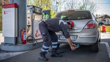 Stiže olakšanje na pumpama - akcize na benzin i dizel smanjene ukupno 10 odsto