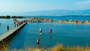 Nije banja, nije spa centar - jadranska plaža na kojoj ljudi leže u vrelom pesku zbog bolova