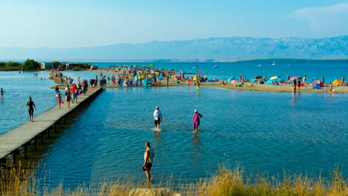 Nije banja, nije spa centar - jadranska plaža na kojoj ljudi leže u vrelom pesku zbog bolova