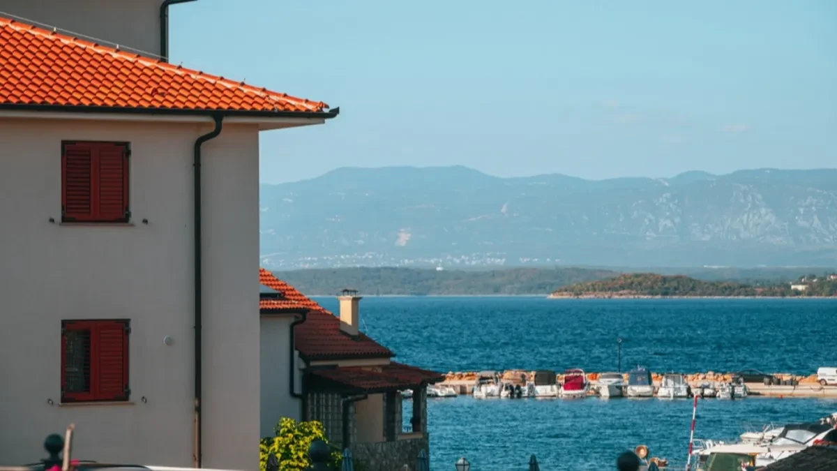 Polomili televizor, tražili povraćaj novca i ostavili lošu ocenu - gazdarica otkrila šta sve trpe iznajmljivači