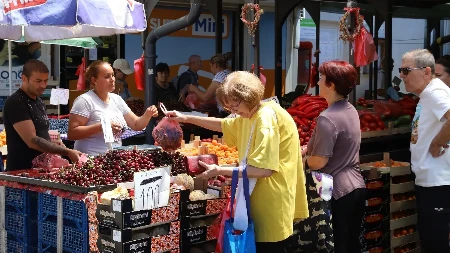 Za 1.000 dinara sada možete napuniti kesu voćem - borovnice, grožđe i kruške pojeftinili na pijacama