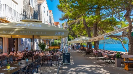 Zaboravite na gužvu - skrivena među maslinjacima i vinogradima, ova plaža izgleda kao scena iz filma