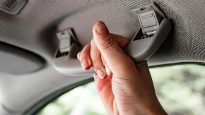 Godinama ih koristite pogrešno - krovne ručke u automobilu nisu napravljene zbog krivina