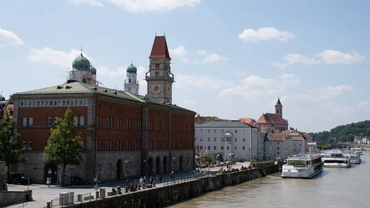 Fasada od razbijenih tanjira, čaša i stakla postala je svetska atrakcija (FOTO)