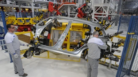 U Nemačkoj propast, u Srbiji suprotno - raste broj radnika u fabrici automobila u Kragujevcu