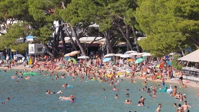  More se jedva vidi od kupača - u Makarskoj nema mesta ni za peškir