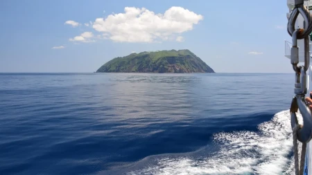 Ostrvo na vrhu vulkana - samo 170 ljudi živi u ovom japanskom raju do kog se stiže helikopterom