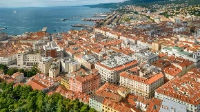 U gradu koji Srbi vole, i dalje postoji zid na plaži koji razdvaja muškarce i žene