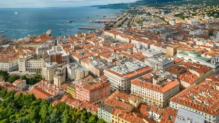 U gradu koji Srbi vole, i dalje postoji zid na plaži koji razdvaja muškarce i žene