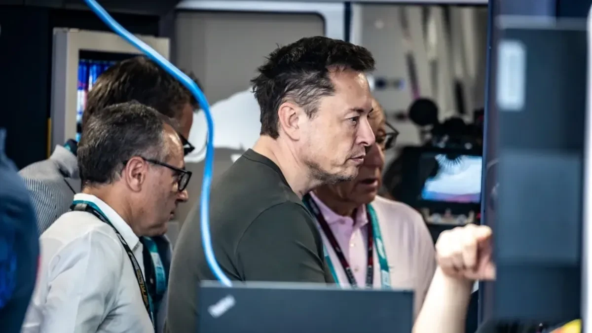 Radnik Tesle bi morao da radi 2,5 miliona godina da stigne Maska