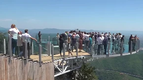 Stakleni vidikovac je već hit leta - ljudi hrle na Kablar da uživaju u pogledu