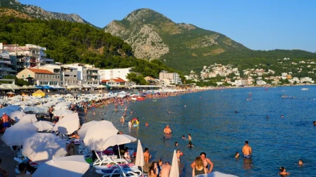 Smeštaj u Crnoj Gori za 50 evra, ali postoji jedna važna caka - do plaže se ide kilometrima, a ležaljke preskupe