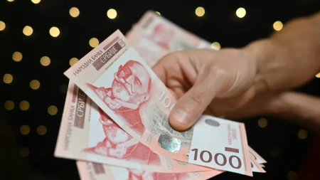 Pomoć od 6.000 dinara stiže u septembru - ko mora da se prijavi, a ko novac dobija automatski
