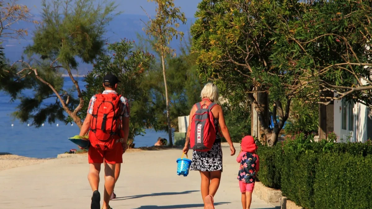 Roditelji ostaju kod kuće, bake i deke vode unuke na more - novi turistički trend osvaja svet