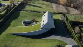 Umesto da menja teren, zarotirao je kuću – rezultat: arhitektonsko čudo skriveno u brdu