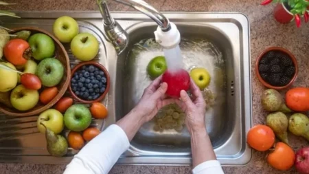 Inspektor otkriva - zašto nikada ne bi trebalo da kupujete sveže sečeno voće iz marketa