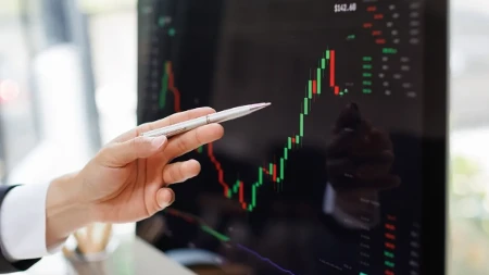 Volstrit blago raste - investitori prate pregovore oko Ormuškog moreuza i rezultate kompanija