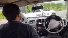 Trenutak udarca zabeležen uživo - automobil na daljinsko upravljanje se zakucao u policiju