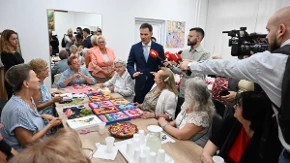 Siniša Mali u poseti Klubu za stare - "Snažna podrška države penzionerima"