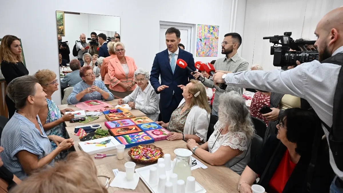 Siniša Mali u poseti Klubu za stare - "Snažna podrška države penzionerima"