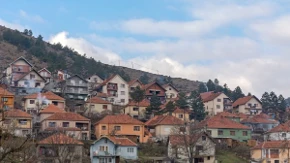 Država daje 2,5 miliona za kuću na selu - ovo je prilika za majke dece do godinu dana