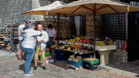 Turisti pune Crnu Goru, a hrana stiže iz inostranstva - uvoz dostigao neverovatnih 11 milijardi evra