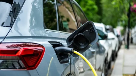 Predstavljen novi punjač za električne automobile - puni bateriju za manje od 5 minuta 
