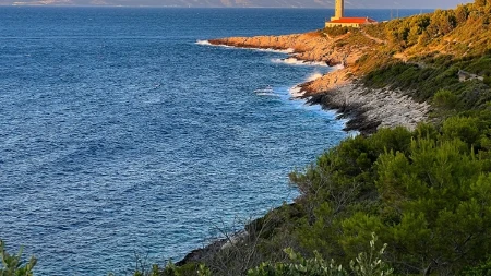 Turisti došli da se okupaju, a zatekla ih ograda sa žicom pod naponom