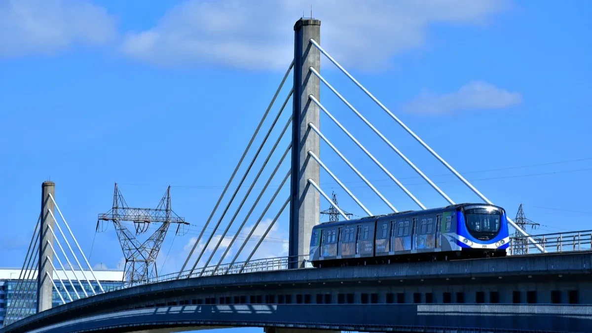 Ovaj voz namerno usporava na 30 km/h - prima samo 60 putnika, a unutra ih čeka pravi luksuz (FOTO)