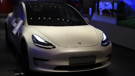 Tesla krenula u novu eru - „Cybercab“ vozi bez vozača 