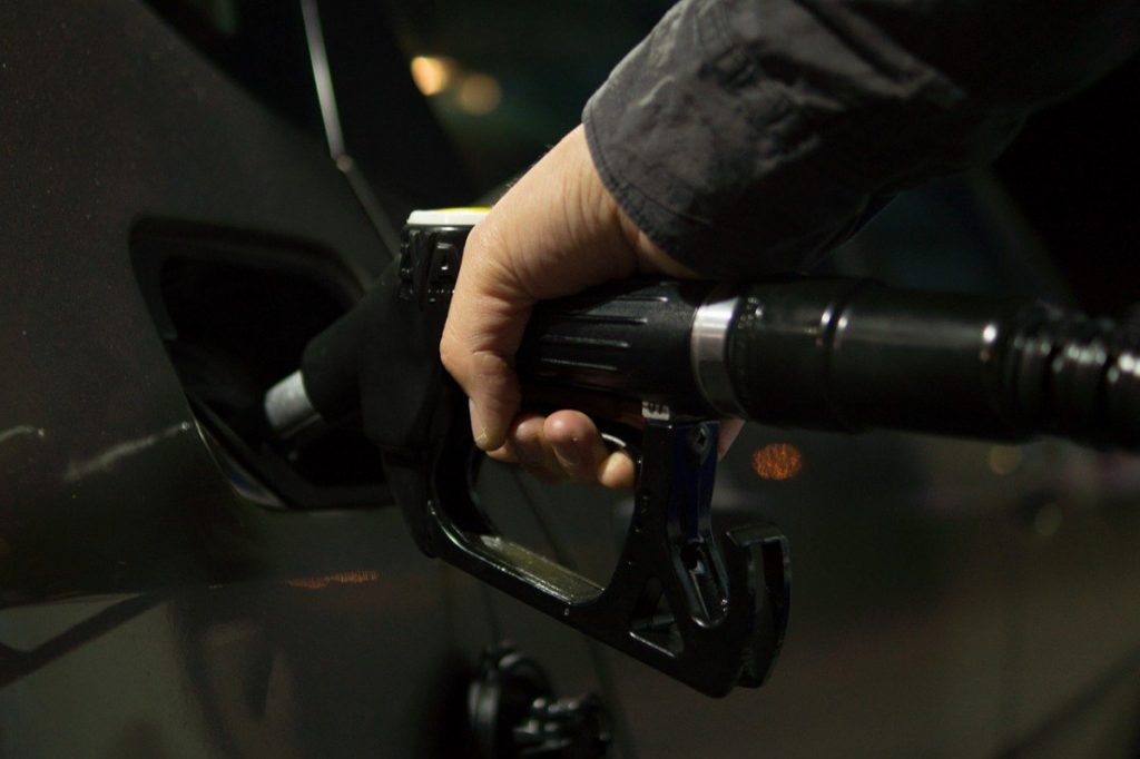 KOČNICA ZA SKOK CENA Vlada Srbije ograničila cenu goriva