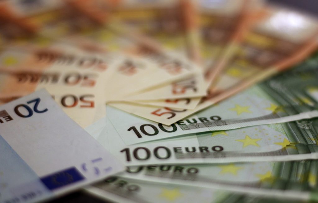 MANJA IZMENA U ODNOSU NA PETAK Zvanični srednji kurs dinara prema evru