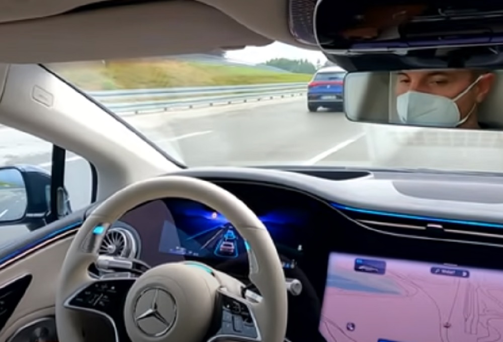 MERCEDESOV AUTOPILOT Vozač ipak mora da drži ruke na volanu, dobar za saobraćajne gužve (VIDEO)