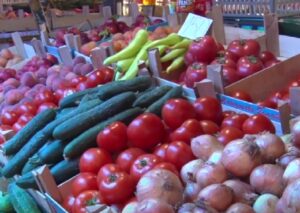 POLUDEO PIJAČNI BAROMETAR Po cenama voća i povrća ni supermarketi ne zaostaju