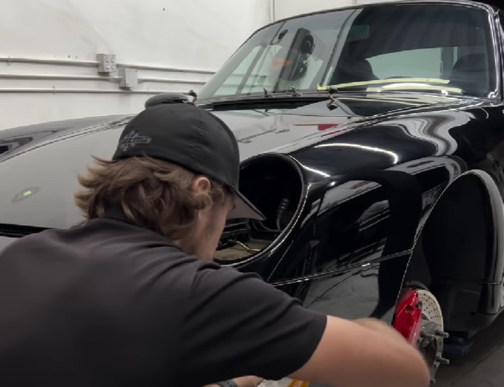 KAKVA SKUPA BOMBONA OD AUTA Čuveni glumac sredio svog Porschea i dao ga na prodaju (VIDEO)