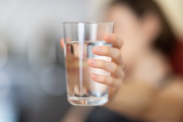 OVA NAVIKA NE HIDRIRA VAŠE TELO DOVOLJNO BRZO Greška koju pravimo pri ispijanju vode, a još više utiče na to kako ćemo podnositi vrućinu