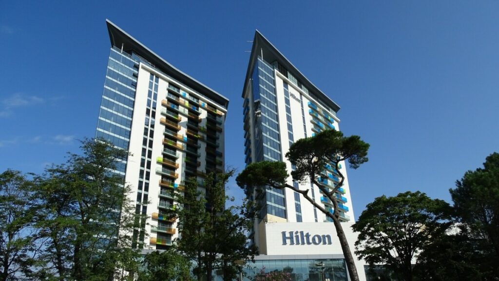 JOŠ LUKUZNIH BRENDOVA PRUŽA PODRŠKU BLOKADI Hugo Bos i Hilton obustavili poslovanje u Rusiji