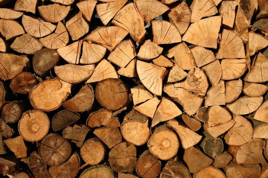 „ISPORUČEN JE STOVARIŠTIMA” Srbijašume: nejasno je zašto nema peleta, cena ogrevnog drveta veća za 15 odsto