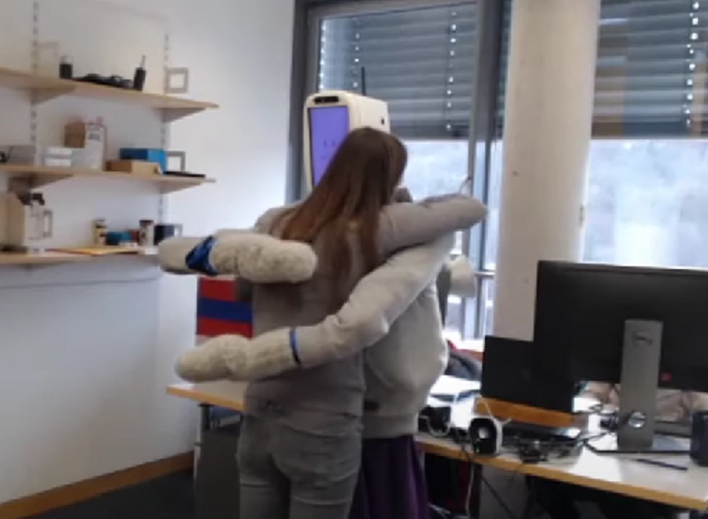 DA LI NAM JE SVIMA POTREBAN? Humanoidni robot koji grli ljude, imitira ljudske pokrete (VIDEO)