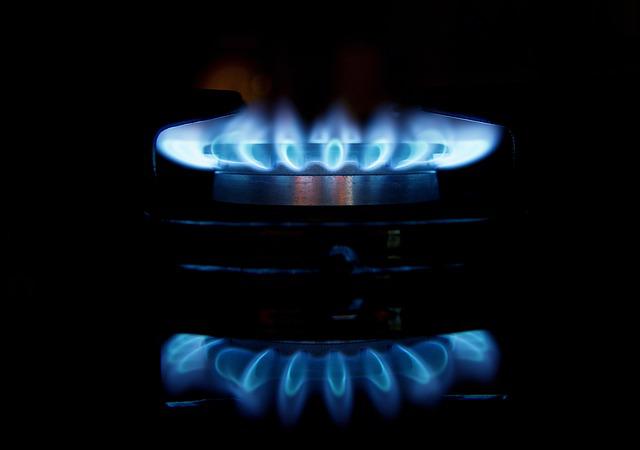 JEDNA GRUPA GRAĐANA OD PONEDELJKA DOBIJA VEĆE RAČUNE Za domaćinstva koja koriste gas cena energenata skuplja za 9 odsto